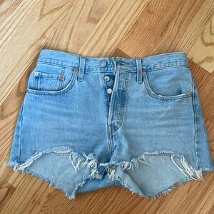 LEVI’S 501 cut off jean shorts Womens distressed light denim beach grunge Sz 28